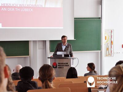 Wenn die Bewerbung erfolgreich war: Präsidiumsmitglieder begrüßen Erstsemester (Sommer 2020). Foto TH Lübeck 