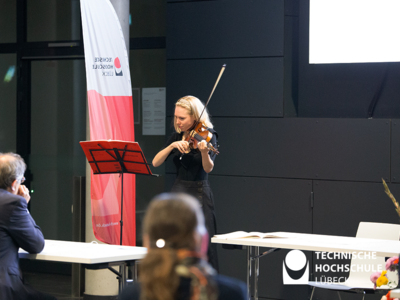 Musikhochschulstudentin Dorothea Schupelius begleitete den Abend mit Musik von Bach und Telemann.