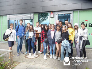 18 Schülerinnen und Schüler aus aller Welt waren zu Gast am Zentrum für Industrielle Biotechnologie (CIB). Foto: TH Lübeck