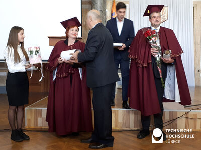 Prof. Dr. Helmut Offermann empfängt die Ehrendoktorwürde der „Yuri Fedkovych Chernivtsi National University, Ukraine. Foto: Universität Chernivtsi