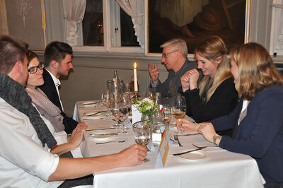 Cross-table-talk, Unternehmensvertretungen im Gespräch mit Studierenden (Reihe rechts, hinten: Jan-Friedrich Schütt, Friedrich Schütt + Sohn und Esther Grünwald, Dräger AG, Reihe links). Foto: TH Lübeck