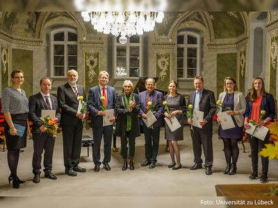 Die Organisation (v.l.n.r.): Juliana Wiechert (Laudatio), Prof. Dr. Thorsten Buzug (Preisträger, Medizinische Ingenieurwissenschaft), Dr. Jan-Hinrich Wrage (Medizinische Informatik), Prof. Dr. Heinz Handels (Medizinische Informatik), Prof. Dr. Gabriele Gillessen-Kaesbach (Präsidentin der Universität zu Lübeck), Prof. Dr. Stephan Klein (Biomedical Engineering, TH Lübeck), Dr. Ksenija Gräfe (Medizinische Ingenieurwissenschaft), Prof. Dr. Alfred Mertins (Hörakustik und Audiologische Technik), Christina Debbeler (Medizinische Ingenieurwissenschaft), Martina Böhme (Hörakustik und Audiologische Technik), nicht auf dem Foto: Silke Venker (Biomedical Engineering, TH Lübeck). Foto: Universität zu Lübeck