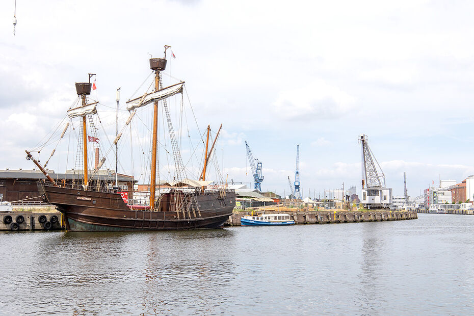 Blick von der Wasserkante am Schuppen 9 auf das Hanseschiff: Lisa von Lübeck