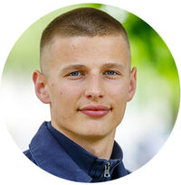 Absolvent Absolvent aus dem Studiengang zu sehen