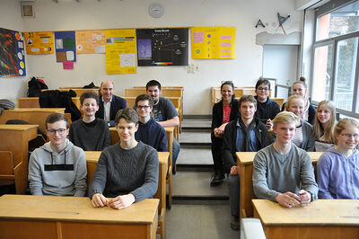 Die Energiegestalter*innen der Zukunft mit Schulleitungen (letzte Reihe) und Lehrer René Sondersorg, Ernestinenschule (2. Reihe, 3. v.r.). Foto: TH Lübeck