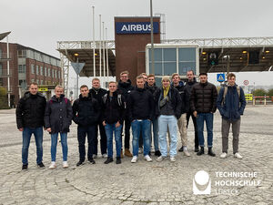 Studierende der TH Lübeck zu Besuch bei Airbus. Ein Gruppenbild.
