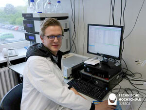 Masterstudent Henrik Siegel an seinem Arbeitsplatz in der Technischen Biochemie. Foto: TH Lübeck