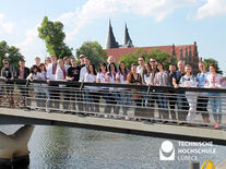 Die Verbindung besteht schon sehr lang: eine ukrainische Exkursionsgruppe bestehend aus Studierenden, Dozierenden und Dolmetscherinnen aus Chernivtsi war unter anderem 2015 zu Besuch an der TH Lübeck. Foto: TH Lübeck