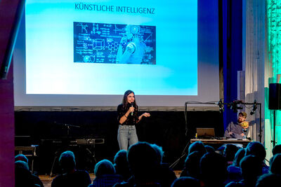 Teilnehmerin des Science Slam vor Publikum