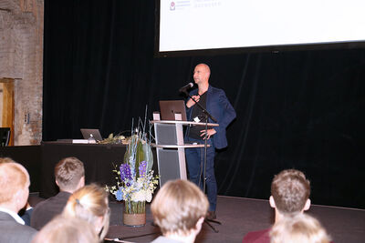 Prodekan Professor Stephan Wehrig verkündet das neue Leitbild »Architekturschule Lübeck«. Foto: TH Lübeck