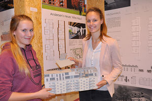 Anerkennung für das Team „Andersen’s Neues Altes Haus“ mit Emma Matzen (links) und Maike Dolata. Foto: TH Lübeck