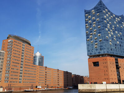 Blick auf den Hafen und Elbphilharmonie. Foto: LINKplus