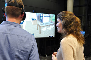 Studentin Jessica Leupold mit einem Bürgermeister im virtuell begehbaren Haus. Foto: TH Lübeck