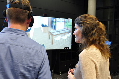 Studentin Jessica Leupold mit einem Bürgermeister im virtuell begehbaren Haus. Foto: TH Lübeck