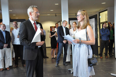 Matthias Paraknewitz zeichnet Carolin Jonasson mit dem zweiten Platz aus. Foto: TH Lübeck