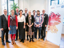 Farina Steinert, Chief of Digital Happiness (2. von links), Dirk Schrödter, Chef der Staatskanzlei (3. von links) und Preisträger*innen aus Schleswig-Holstein beim Empfang in Kiel. Foto: Deutschland - Land der Ideen/Frank Peter