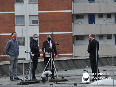 Schauen sich gemeinsam die Wetterstation der Batic Schule an (v.l.n.r.): TH Lübeck Student Max Sternitzke, Fachlehrer Andre Adam, Stefan Dräger und Informatikprofessor Dr. Stefan Krause. Foto: TH Lübeck 