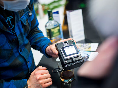 Die "KI-Nase" kann Kaffee und Whiskey am Geruch erkennen. Foto: Olaf Malzahn