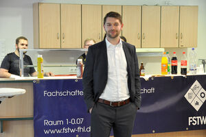 Maximilian Ulverich spricht über seine Tätigkeit im Produktmanagement  bei der Sparkasse S.-H. Foto: TH Lübeck
