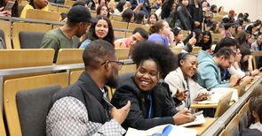 Viele Studierende sitzen im Hörsaal des Audimax.