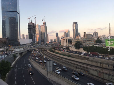 Der Blick fällt auf einen Highway in Tel Aviv. Foto: Torge Adam