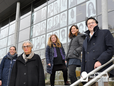 Ausstellungseröffnung durch (v.l.): Anna Lena Paape (BioMedTec Management GmbH), Uni-Präsidentin Gabriele Gillessen-Kaesbach, Künstlerin und Initiatorin Anja Doehring, TH-Präsidentin Muriel Helbig und Rico Gubler, Präsident der MHL