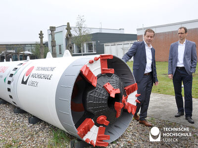 Tim Babendererde (links), GF Ingenieurbüro BabEng und Jan Lüking, Professor für Geotechnik und Leiter des Labors Geotechnik erläutern die Arbeitsweise einer Tunnelvortriebmaschine am Beispiel „Trudes“ kleiner Schwester. Foto: TH Lübeck