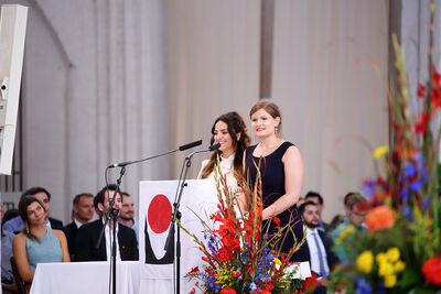 Absolventinnen Lea Buchholz (rechts) und Gresa Krasniqi: „Ich lerne – nicht gerne“! Foto: TH Lübeck/N. Gawlik