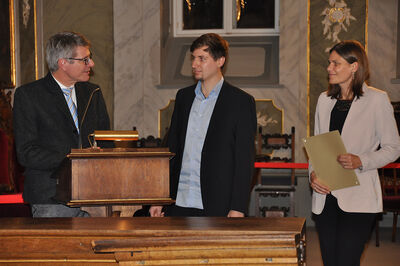 Max Schön, Vorstandvorsitzender Possehl-Stiftung (links) und TH Präsidentin Muriel Helbig überreichen den Possehl-Ingenieur-Preis an Steffen Hellmann. Foto: TH Lübeck