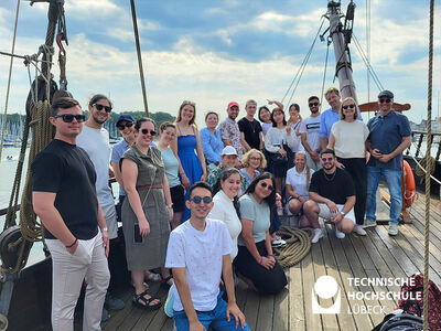 Gruppenfoto der Studierenden am Oberdeck eines Schiffes