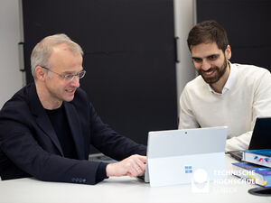 Prof. Dr. Nils Balke (li.) und sein Mitarbeiter Navid Azarafroz arbeiten gemeinsam am Forschungsprojekt. Foto: TH Lübeck