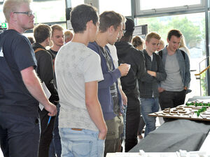 Studierende und Gäste informieren sich über die Entwürfe. Foto: TH Lübeck