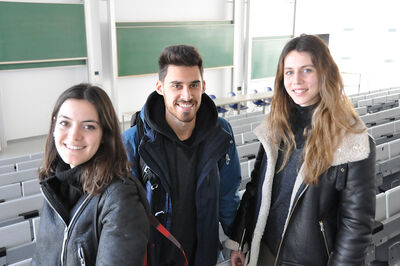 Laura Caballero (22), Oscar Vicens (21) und Laia Gimeno (22), ERASMUS-Studierende von der Universität Barcelona, Spanien, studieren im Sommersemester an der TH Lübeck Biomedizintechnik, Maschinenbau und Wirtschaftsingenieurwesen. Foto: TH Lübeck