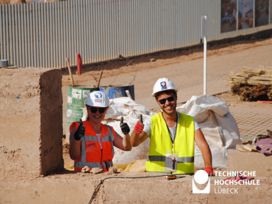 Daumen hoch! Studierende des Teams "afrikataterre" auf der Baustelle in Marokko. Foto: TH Lübeck / Team afrikataterre 