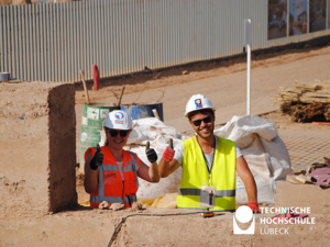 Daumen hoch! Studierende des Teams "afrikataterre" auf der Baustelle in Marokko. Foto: TH Lübeck / Team afrikataterre 