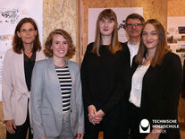 Hauptpreise: v.l.: TH-Präsidentin Dr. Muriel Kim Helbig, Preisträgerinnen Malin Meyer, Hannah-Thabea Hansemann, Stiftungsvorstand Max Schön sowie Preisträgerin Janika Rausch. Foto: TH Lübeck