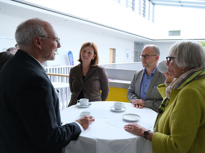 Vizepräsident Jochen Abke im Gespräch mit Ministerin Karin Prien, Dr. Christoph Jansen, Präsident der Hochschule Flensburg und der Präsidentin der Universität zu Lübeck, Dr. Gabriele Gillessen-Kaesbach. Foto: Wissenschaftsministerium SH 