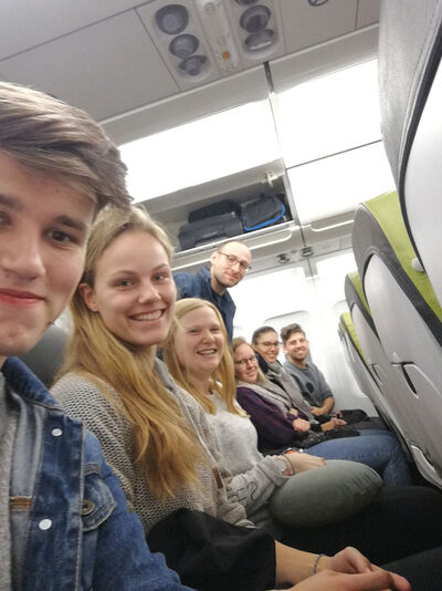 Vorfreude auf die Reise nach Rabat, v.l.n.r.: Lukas Müller, Maike Dolata, Christina Büttner, Daniel Müller, Levke Outzen, Annika Uven, Jan S. Ashouri. Foto: Lukas Müller