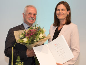 Am Abend des 14. Juni 2018 erhielt Prof. Dr. Rolf Granow die Ehrenbürgerschaftsurkunde der TH Lübeck aus den Händen von FH-Präsidentin Dr. Muriel Helbig. Foto: ILD