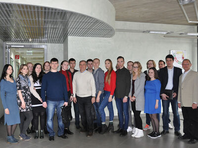 Studierende der Biomedizintechnik aus Russland zu Gast an der TH Lübeck, Gastgeber Dekan FB AN Stefan Müller (2.v.r.) und Organisator Ulli Wenkebach (rechts), Prof. Sergey Frolov (Mitte mit weißem Pullover). Foto: TH Lübeck