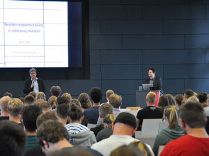 Prof. Jens Emig (links) moderierte und stellte den Vorttragenden vor. Foto: TH Lübeck