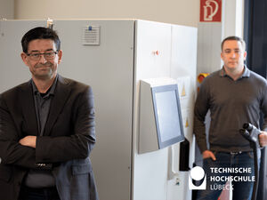 Prof. Dr.-Ing. Roland Tiedemann (l.) und Clemens Kerssen präsentieren ihren Prototypen FE-Alpha. Foto: TH Lübeck 