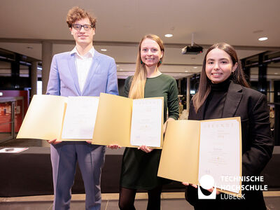 Die Preisträger*innen des Possehl-Ingenieurpreises 2023: Fridtjof Seufert, Johanna Borschel und Nicole Krutik freuen sich über die Auzeichnungen für ihre Forschungsarbeiten. Foto: Felix König