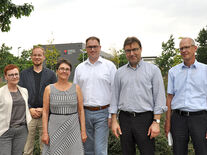 Außenansicht, v.l.: Arieta Jahnke, Carsten Hanst, Monika Heinold, Jan Lindenau, Frank Eisoldt und Heinz Schwabe, im Hintergrund das neu Gebäude. Foto: TH Lübeck