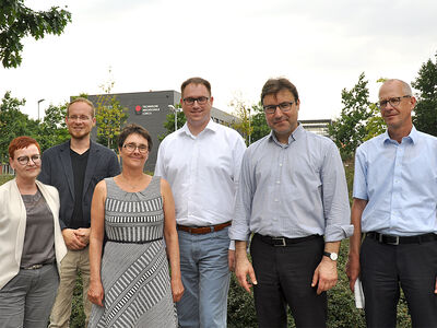 Außenansicht, v.l.: Arieta Jahnke, Carsten Hanst, Monika Heinold, Jan Lindenau, Frank Eisoldt und Heinz Schwabe, im Hintergrund das neu Gebäude. Foto: TH Lübeck