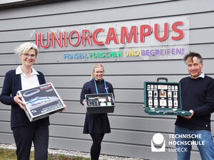 v.l.n.r.: Stifterin Jutta Rochlitzer, JuniorCampus-Mitarbeiterin Nena Zabinski und JC-Leiter Prof. Dr. Jürgen Tchorz zeigen die neuen Experimentierkoffer! Foto: TH Lübeck 