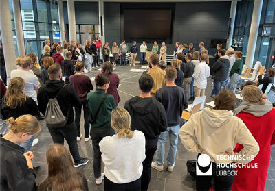 Teilnehmende des ersten Alumnitreffens des Studiengangs Stadtplanung im Bauforeum der TH Lübeck 