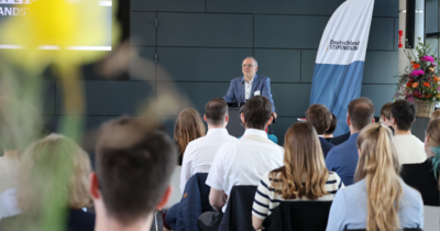 Redner vor Publikum beim Deutschlandstipendium-Event.