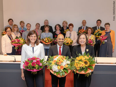 Strahlendes Präsidium, v.l.: Dr. Muriel Kim Helbig, Prof. Dr. Joybrato Mukherjee und Noch-Präsidentin Prof. Dr. Margret Wintermantel. Foto: DAAD/Jordan