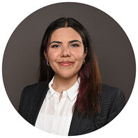 Studentin Lächelnde Frau mit langen Haaren und weißem Hemd